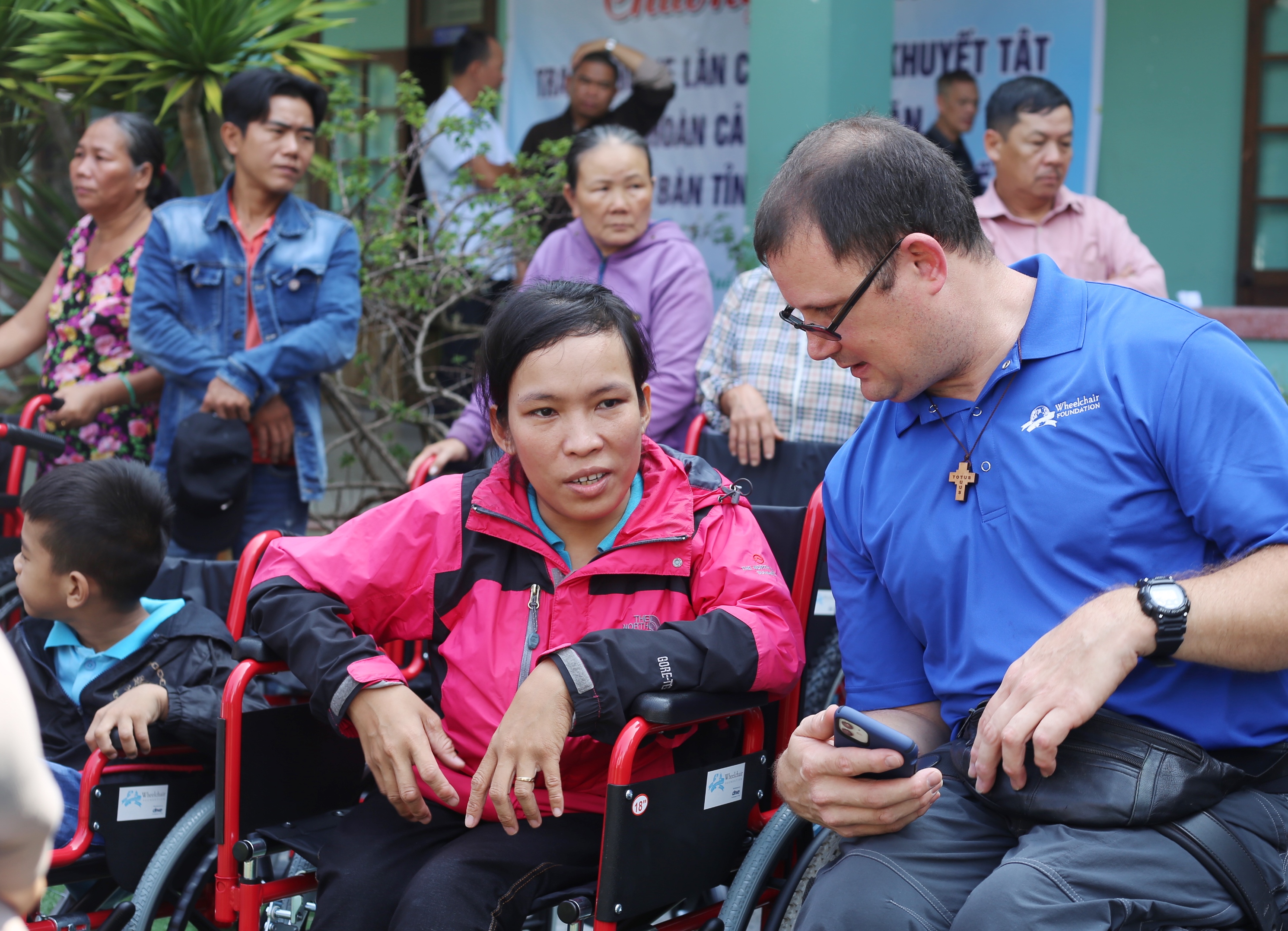 Trao 160 xe lăn cho người tàn tật