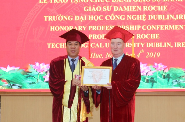 Phong tặng chức danh Giáo sư danh dự cho Giáo sư Damien Roche