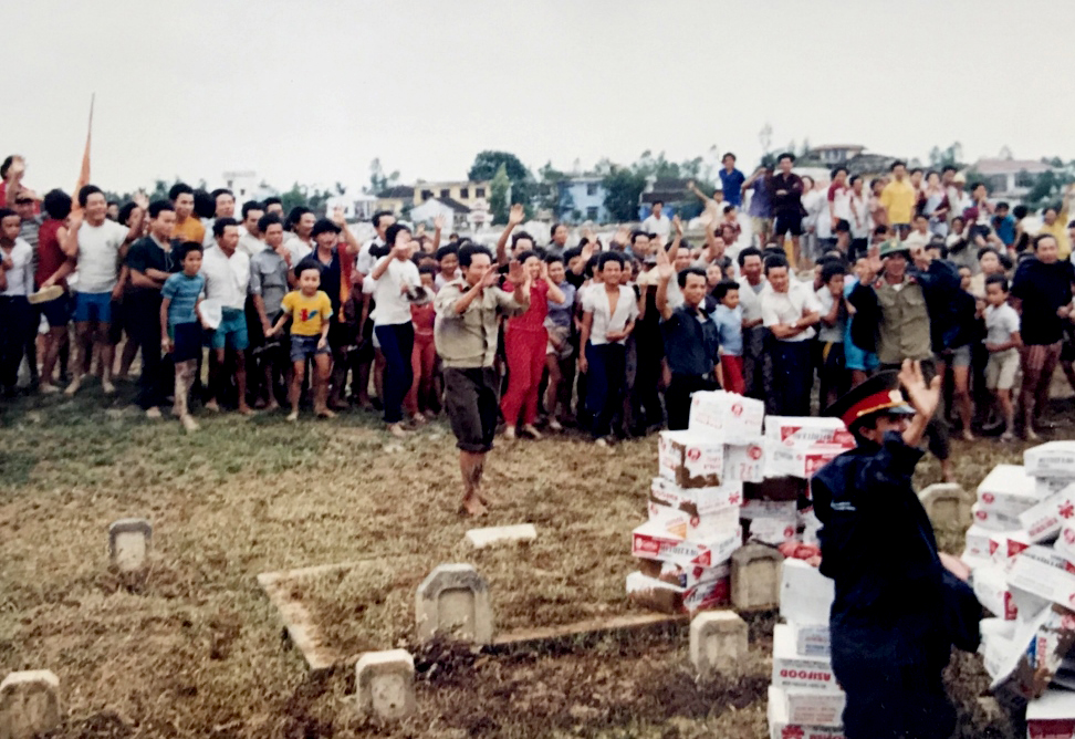 Lũ không cuốn được tình người