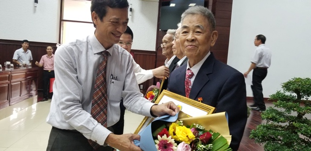 Trao tặng Huy hiệu Đảng cho các Đảng viên
