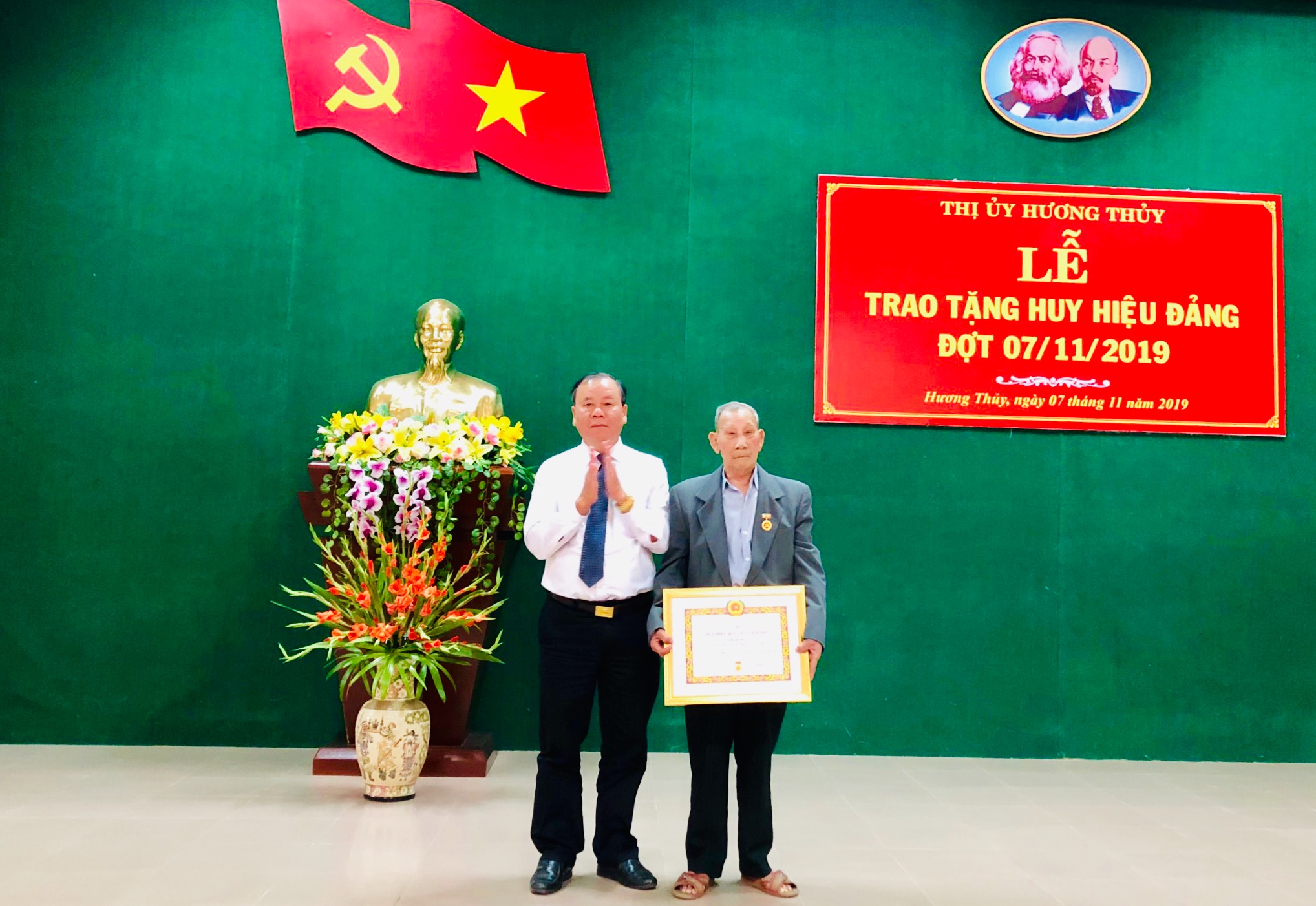 Trao tặng Huy hiệu Đảng cho 20 Đảng viên