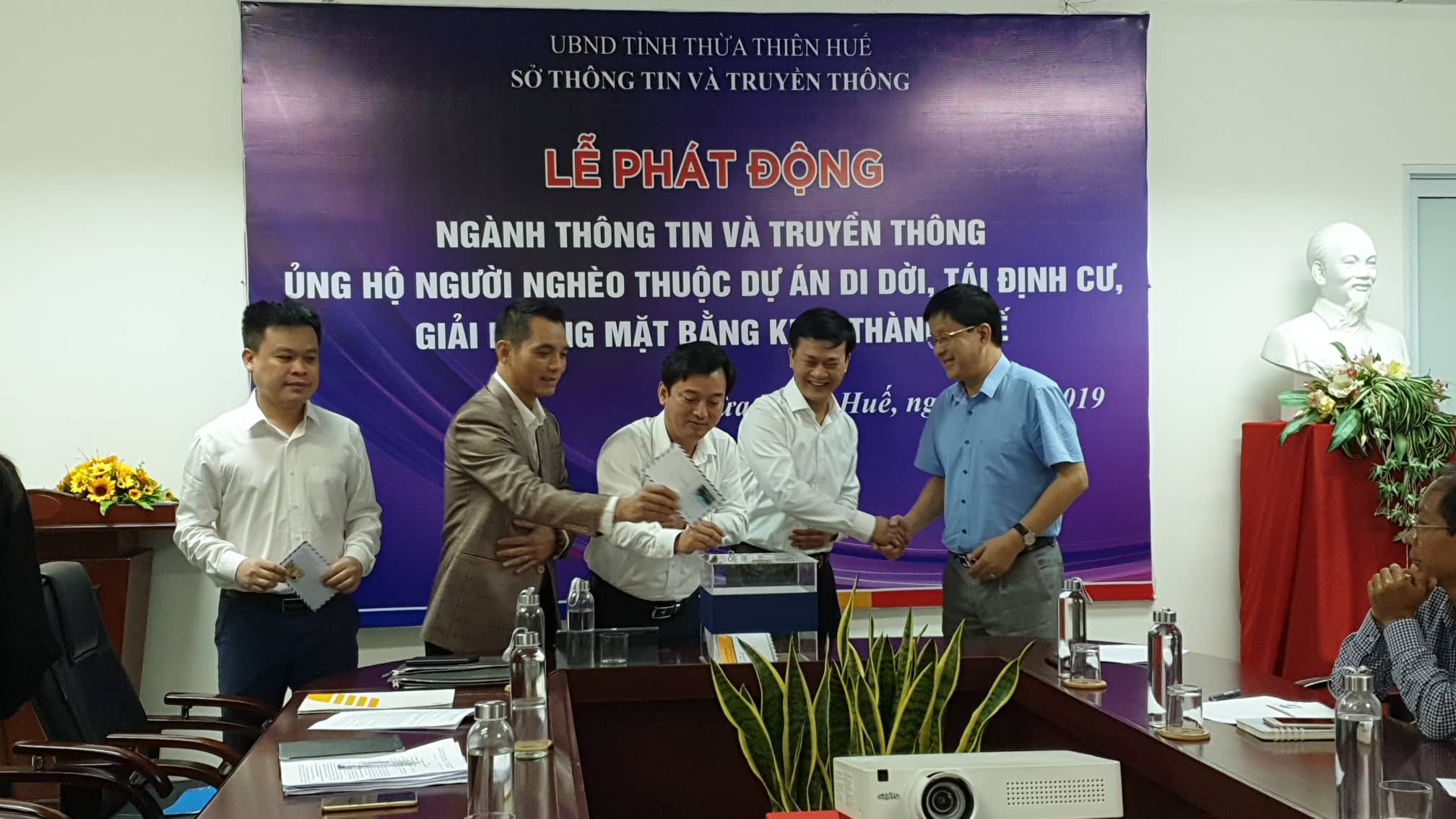 Ngành Thông tin và truyền thông ủng hộ người nghèo thuộc dự án di dời Kinh thành Huế