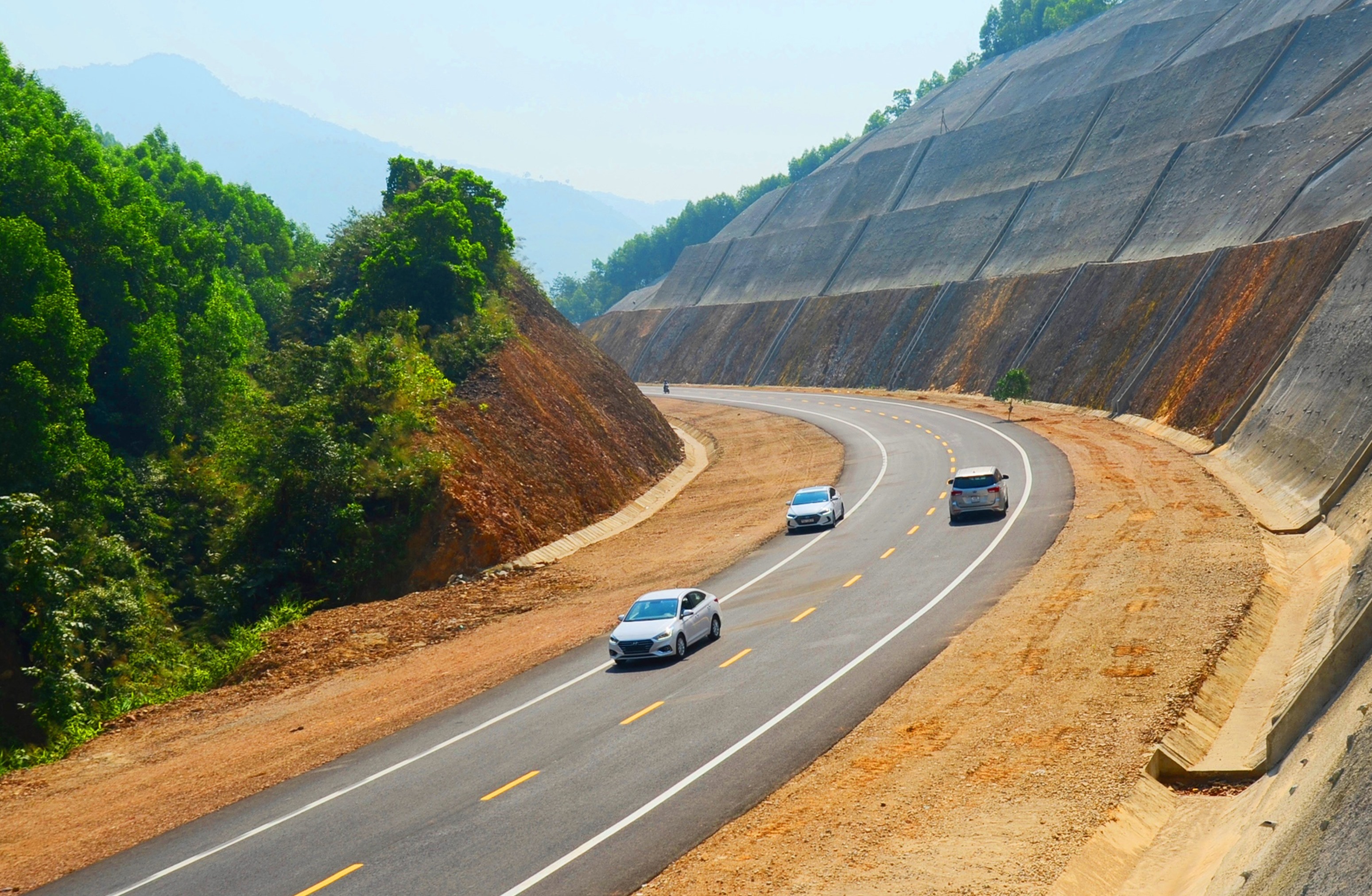 Cao tốc La Sơn - Túy Loan  Con tàu vượt núi