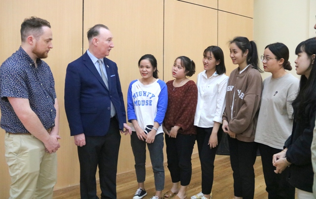 GS Damien Roche “Tôi cảm nhận được tình thầy trò từ sinh viên Huế”