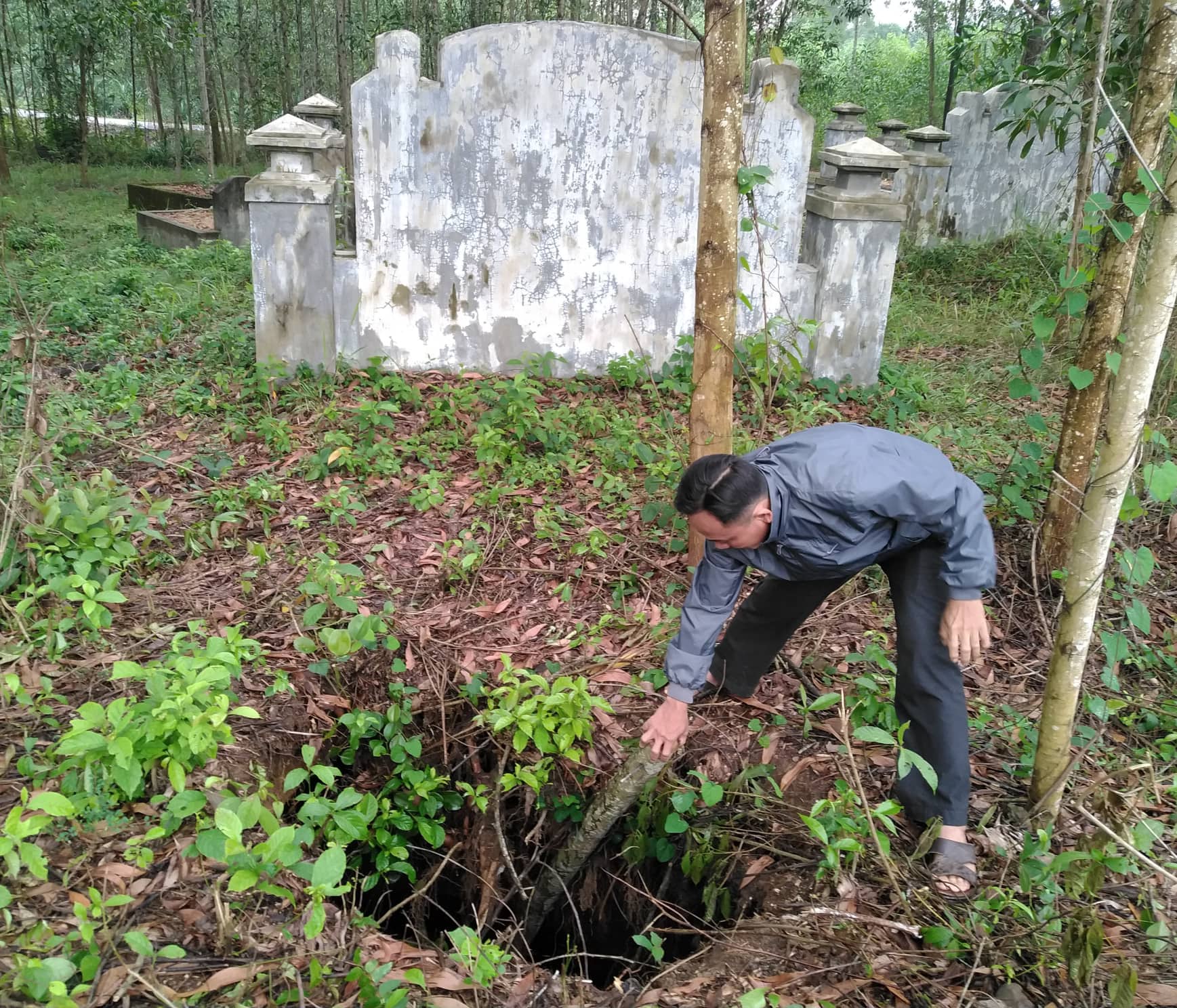 Sẽ có phương án di dời mồ mả cạnh hố sụt lún ở Phong Xuân