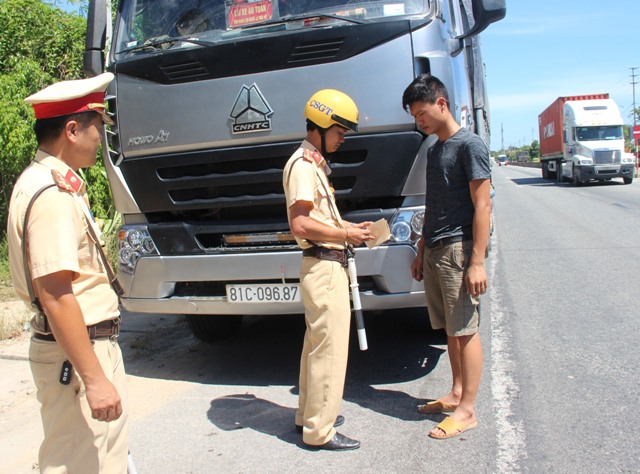 Xử lý xe chở vật liệu xây dựng và chở keo tràm vi phạm