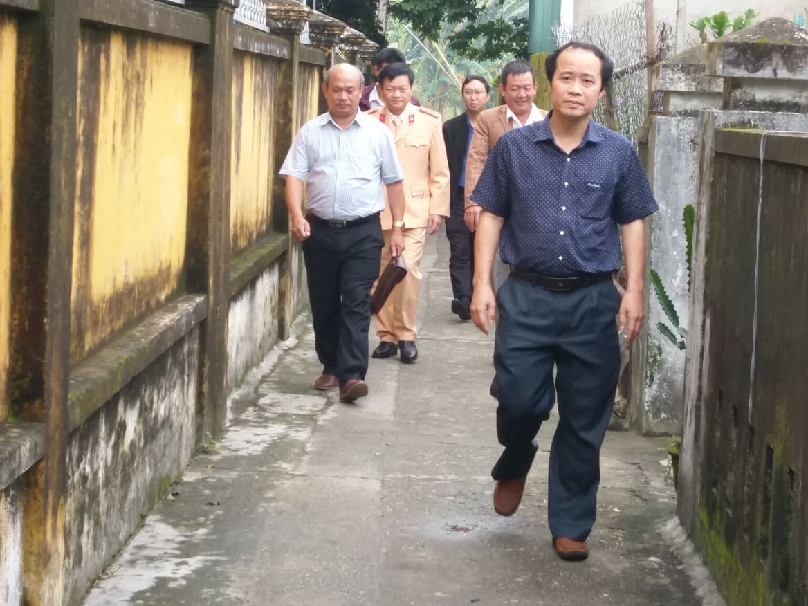 Tặng quà cho gia đình nạn nhân tai nạn giao thông