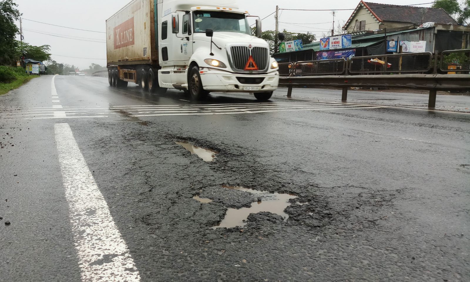 Chậm khắc phục mặt đường hư hỏng