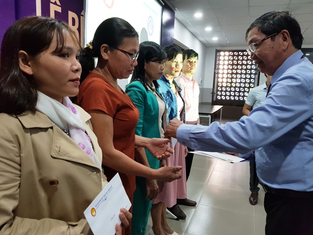 Trao 50 suất quà đến các thầy, cô giáo có hoàn cảnh khó khăn