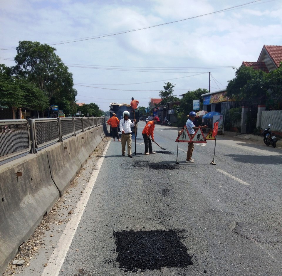 “Vá” tạm thời các điểm hư hỏng trên Quốc lộ 1A