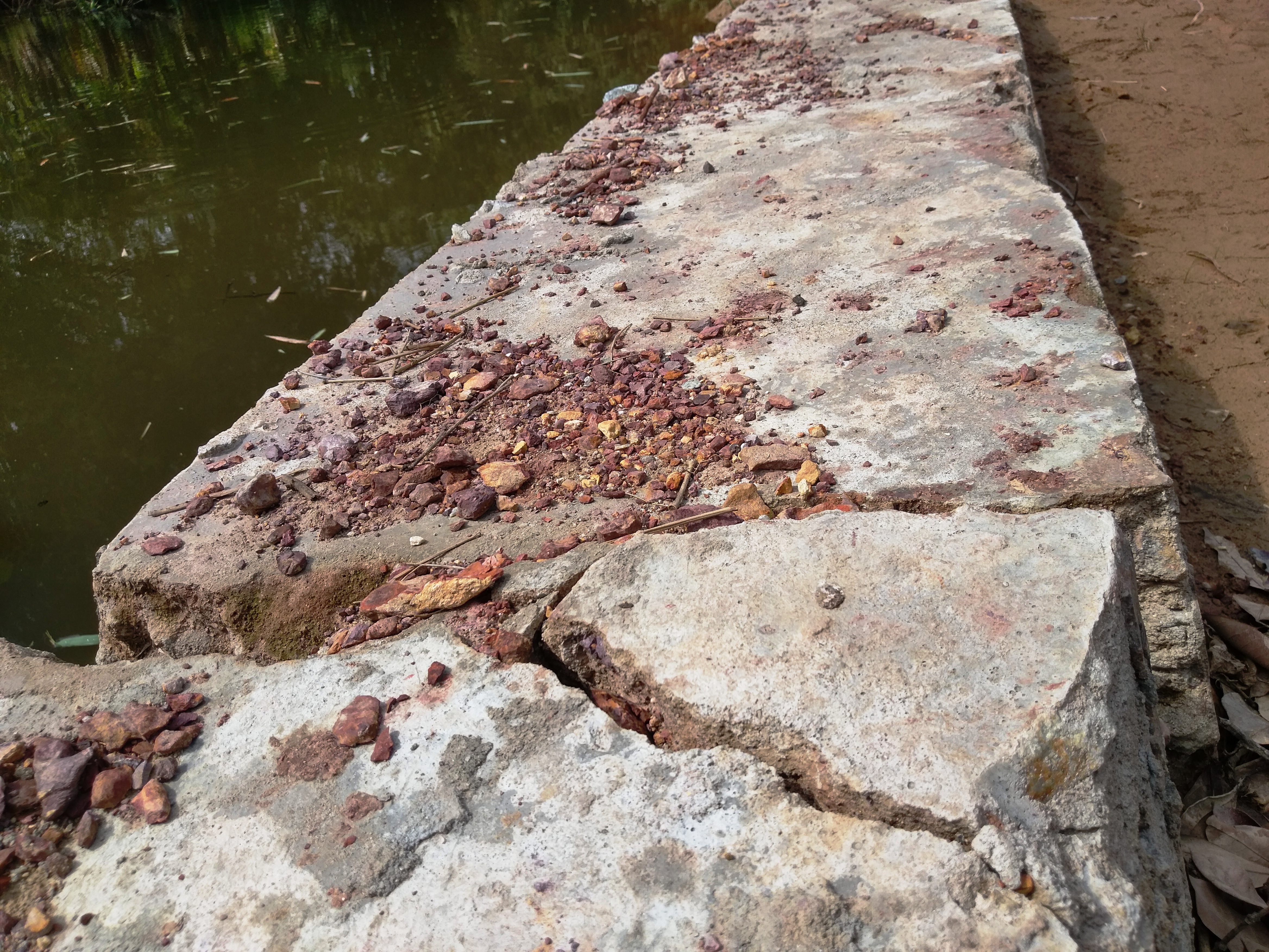 Kè đang thi công đã  nứt toác