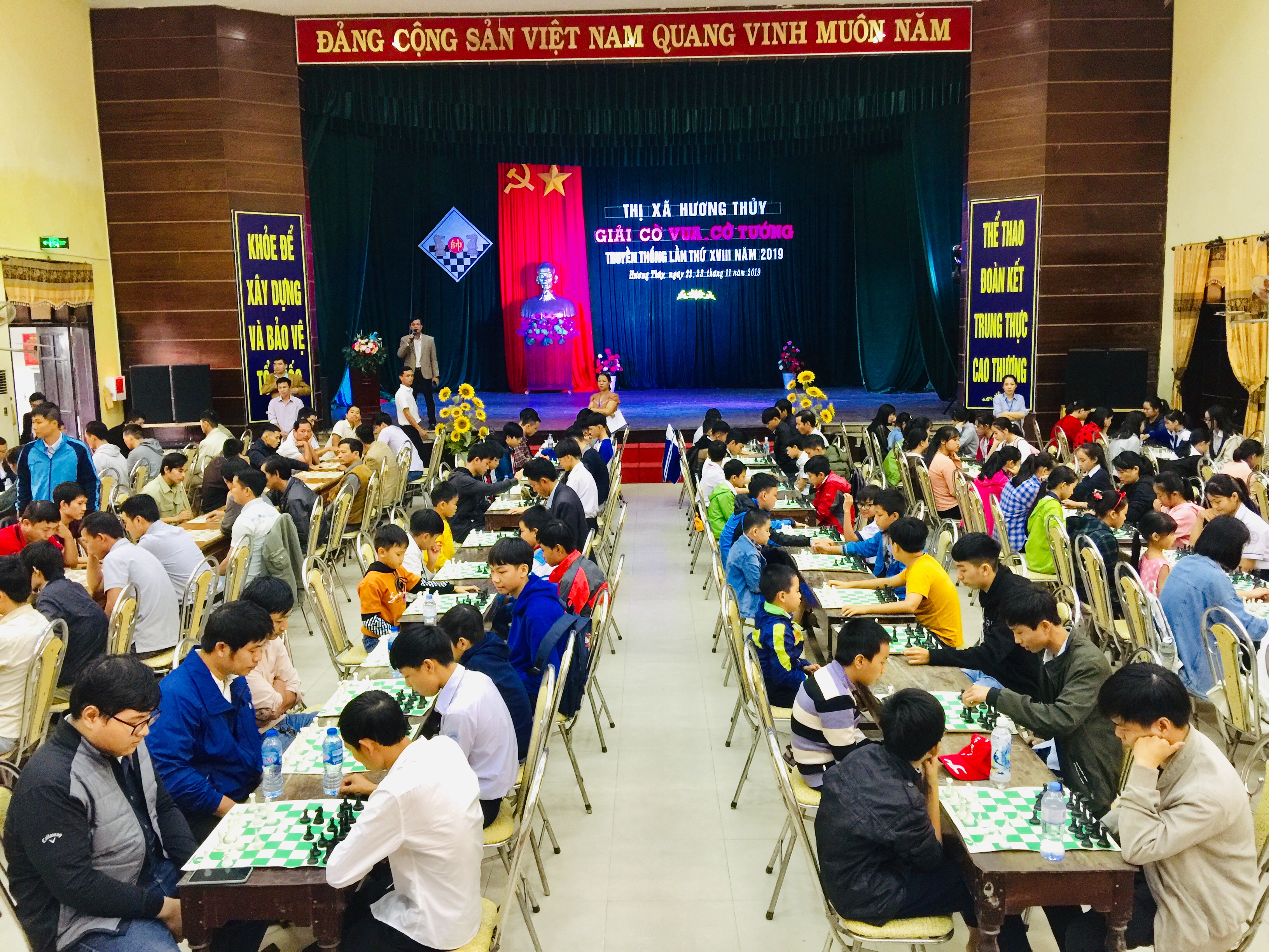 Hương Thuỷ Trẻ em, người lớn đối đầu trên bàn cờ