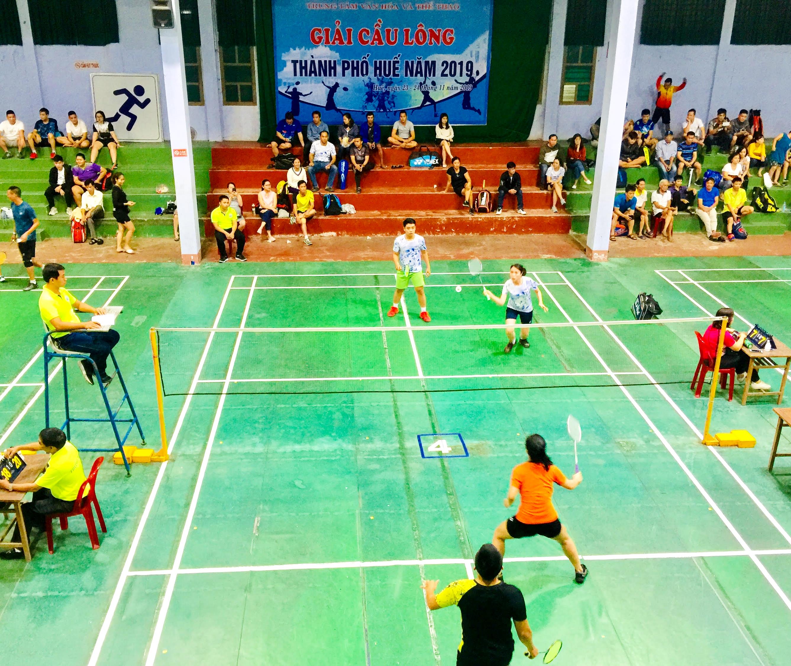 Nhiều trận đấu hấp dẫn, kịch tính tại giải cầu lông TP Huế