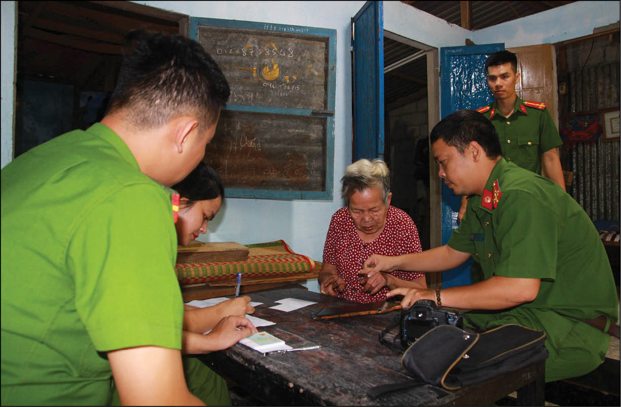 Về tận nhà làm giấy chứng minh nhân dân cho người già