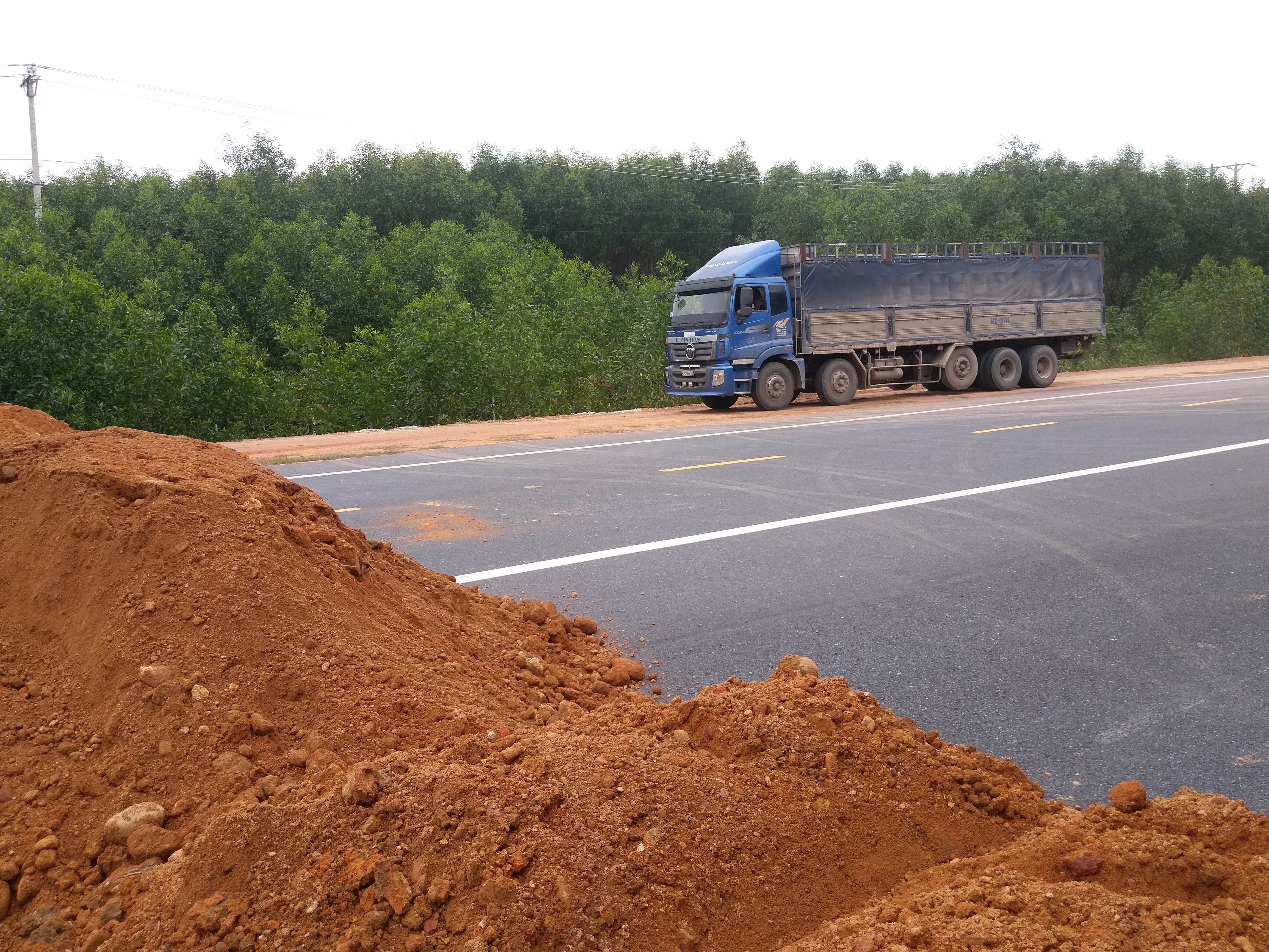 Xe “né” trạm thu phí, vào cao tốc trái phép