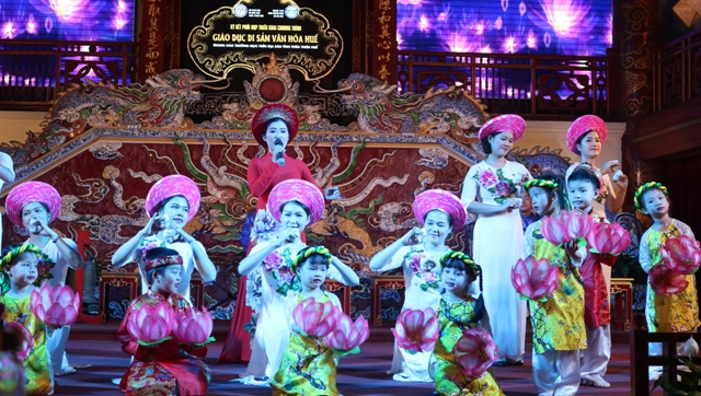 Signing cooperation agreement to incorporate cultural heritage into schools in Hue