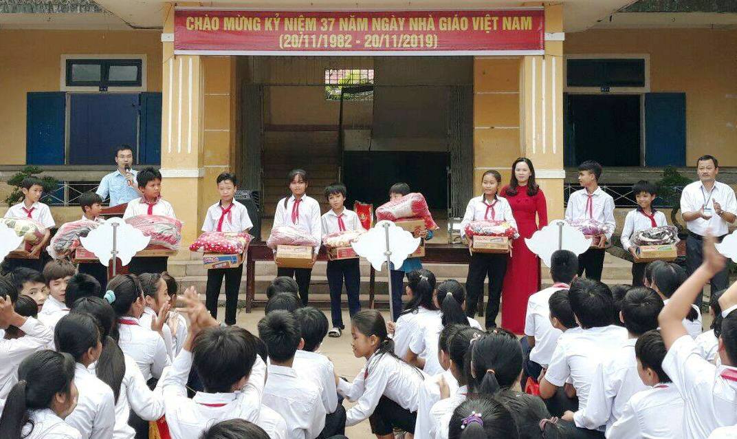 Quỹ Sen Xanh tặng quà cho học sinh nghèo Nam Đông