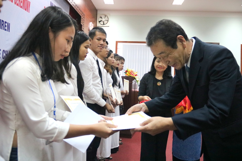 Awarding 20 Keidanren scholarships to students of Hue University