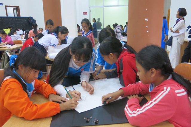 Thiếu nhi vẽ tranh theo sách