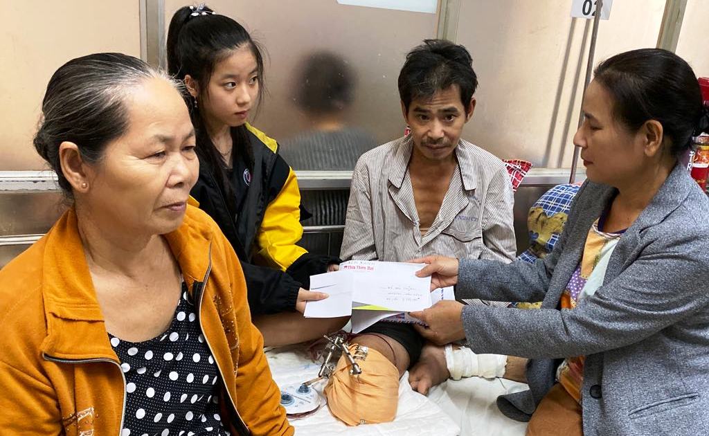 Trao hơn 17 triệu đồng cho gia đình anh Đỗ Đức Thịnh