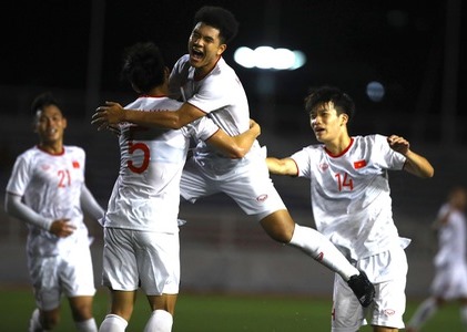 Đức Chinh mở toang cánh cửa vào bán kết