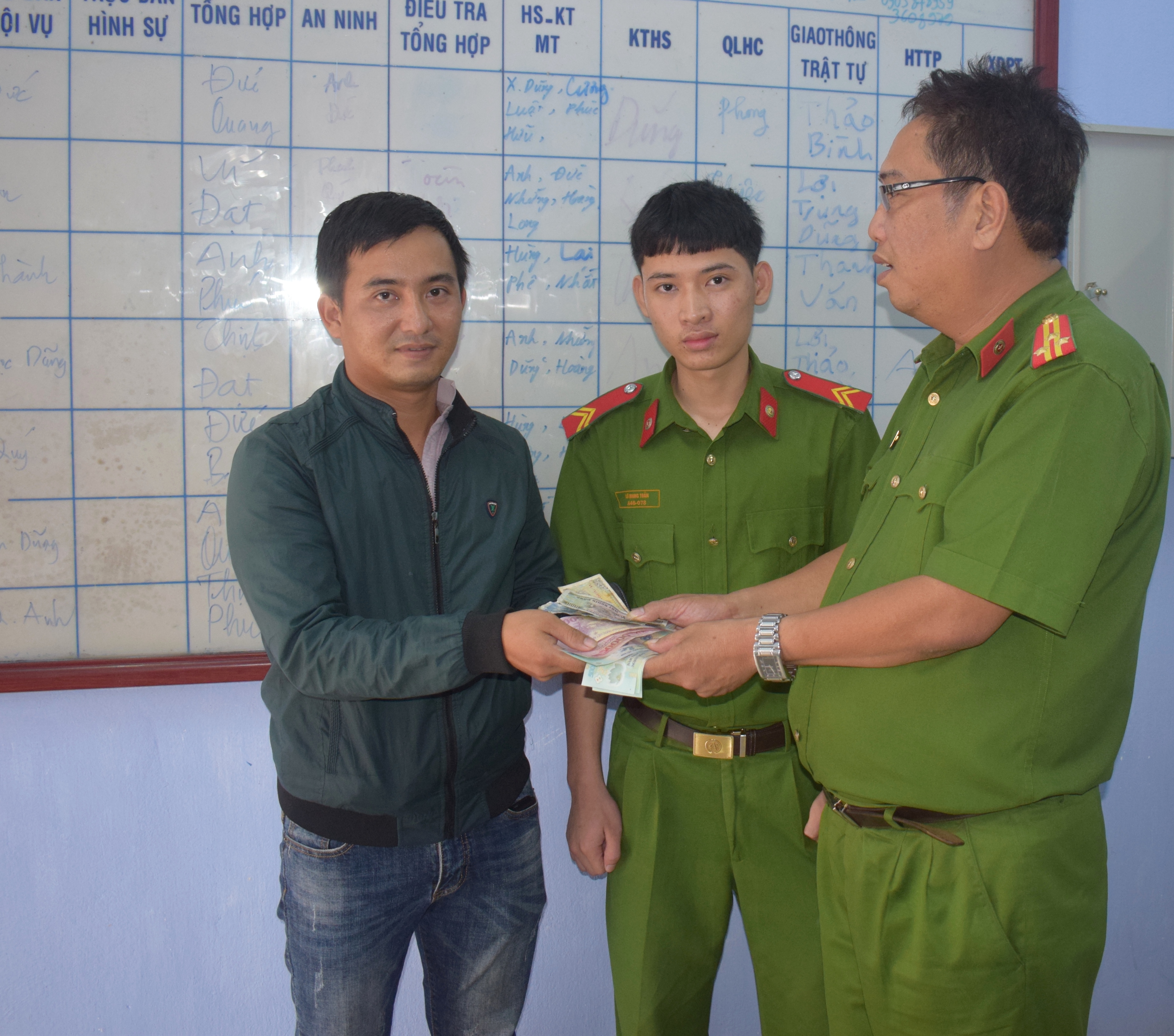 Chiến sĩ nghĩa vụ công an không tham của rơi