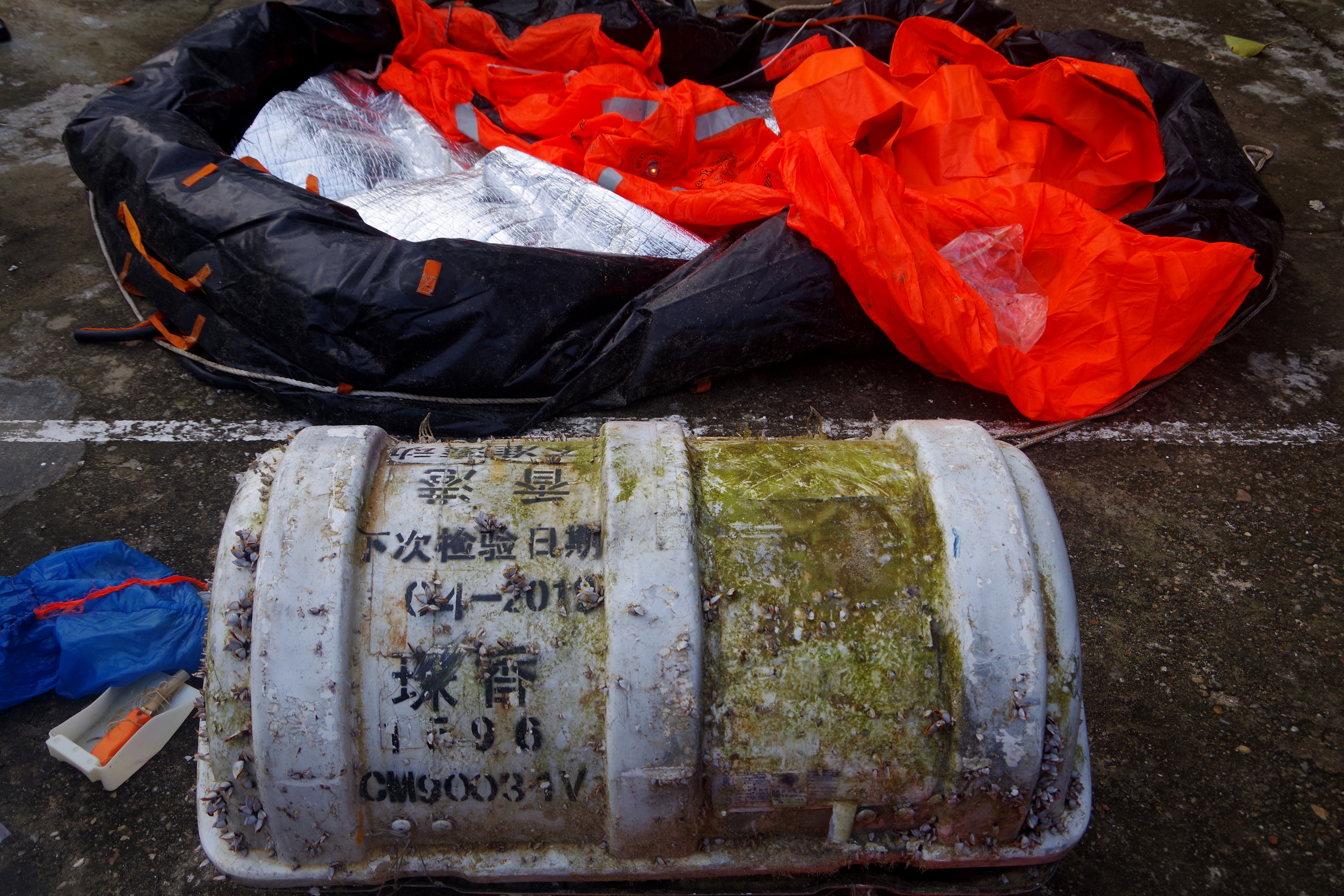 Người dân phát hiện một vật thể lạ tại bãi biển xã Phú Thuận