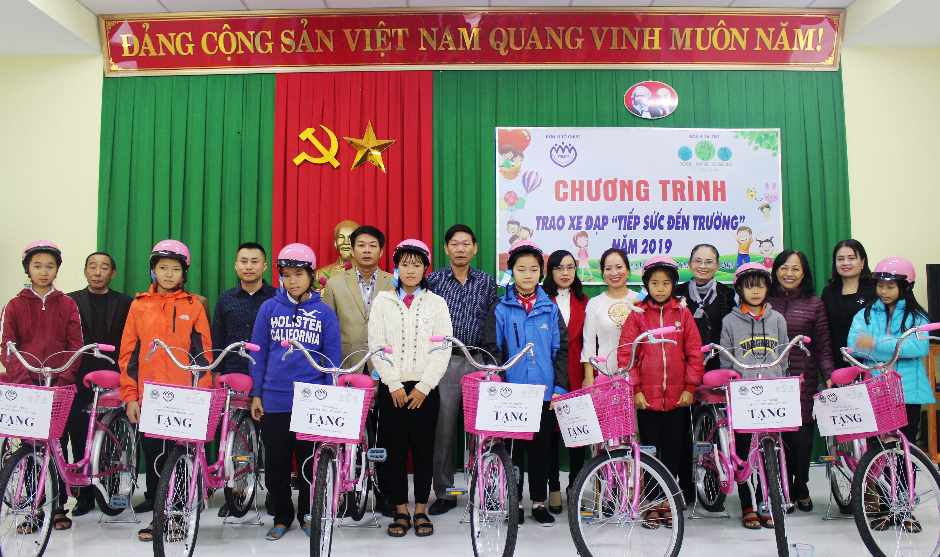 Trao 50 xe đạp cho học sinh nghèo huyện Phong Điền