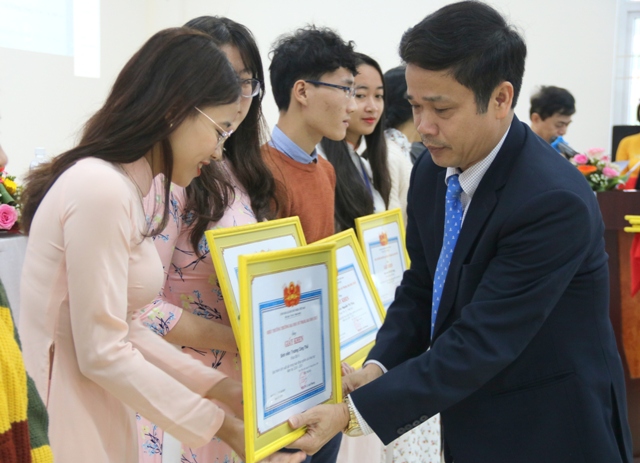 “Nghiên cứu khoa học là nhiệm vụ trọng tâm của trường đại học”