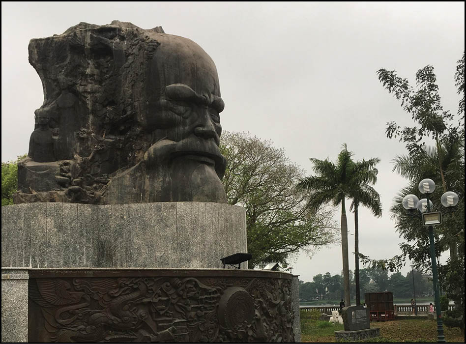 Tượng đài bên sông Hương