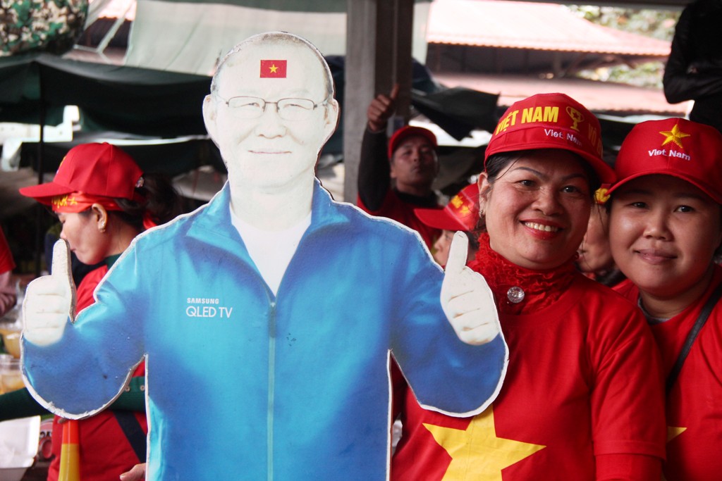 Tiểu thương chợ Tây Lộc nghỉ bán, cổ vũ đội tuyển U22 Việt Nam