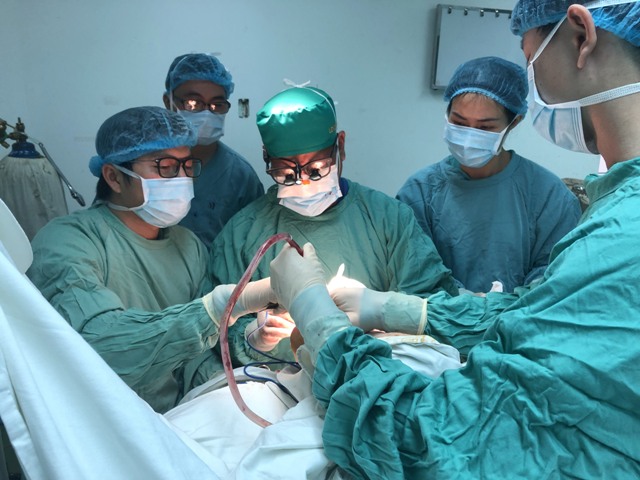 Lần đầu điều trị thành công nơ vi sắc tố khổng lồ vùng lưng