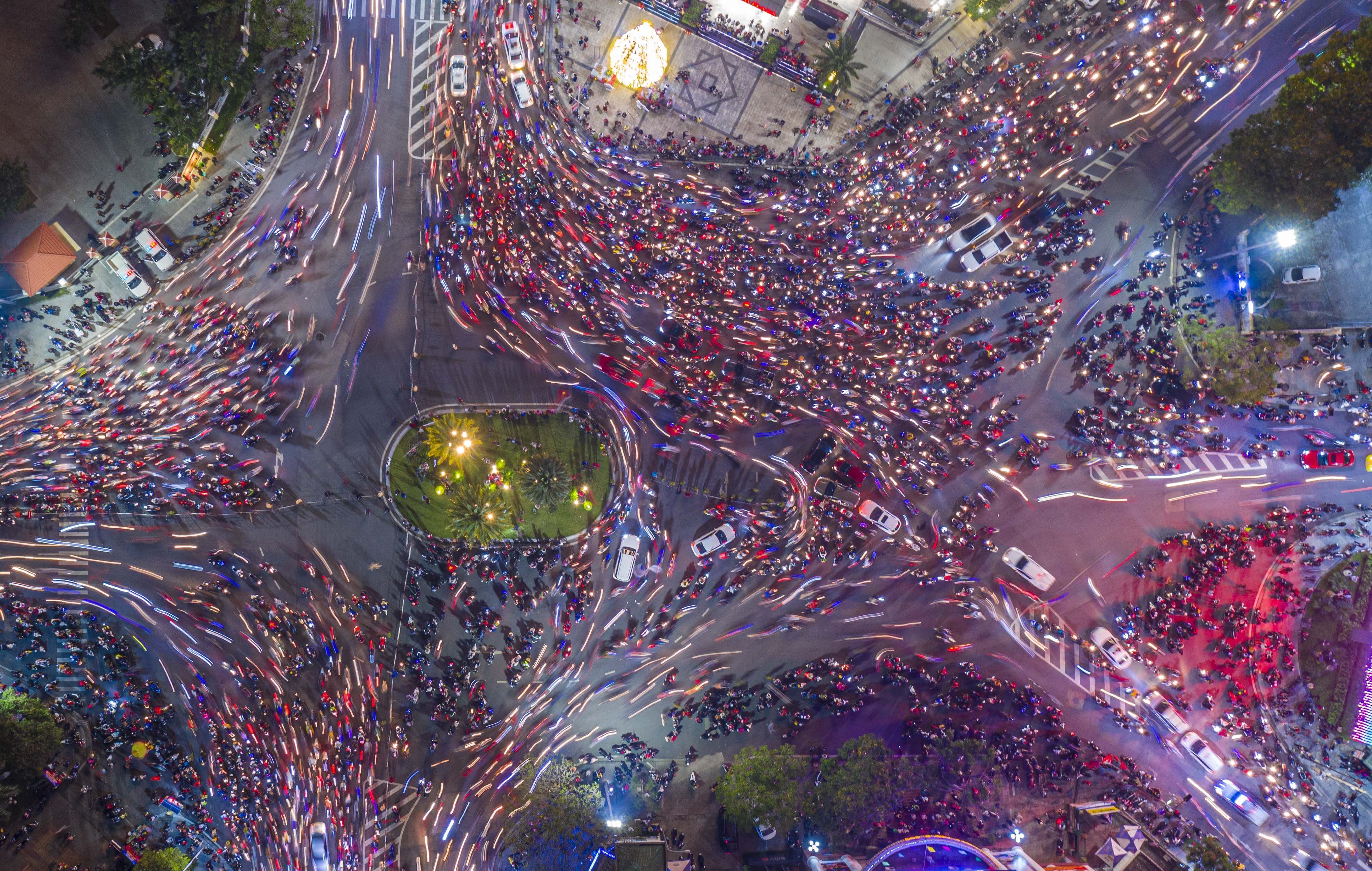 Biển người xuống đường mừng chiến thắng