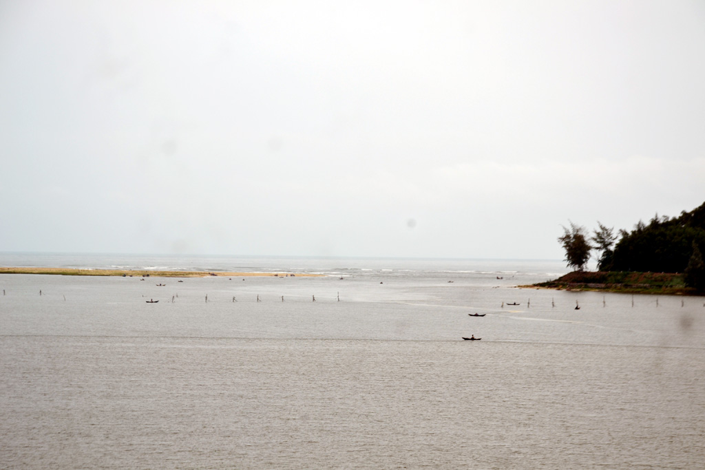 Sẽ thi công kè chắn cát chống bồi lấp cửa biển Tư Hiền