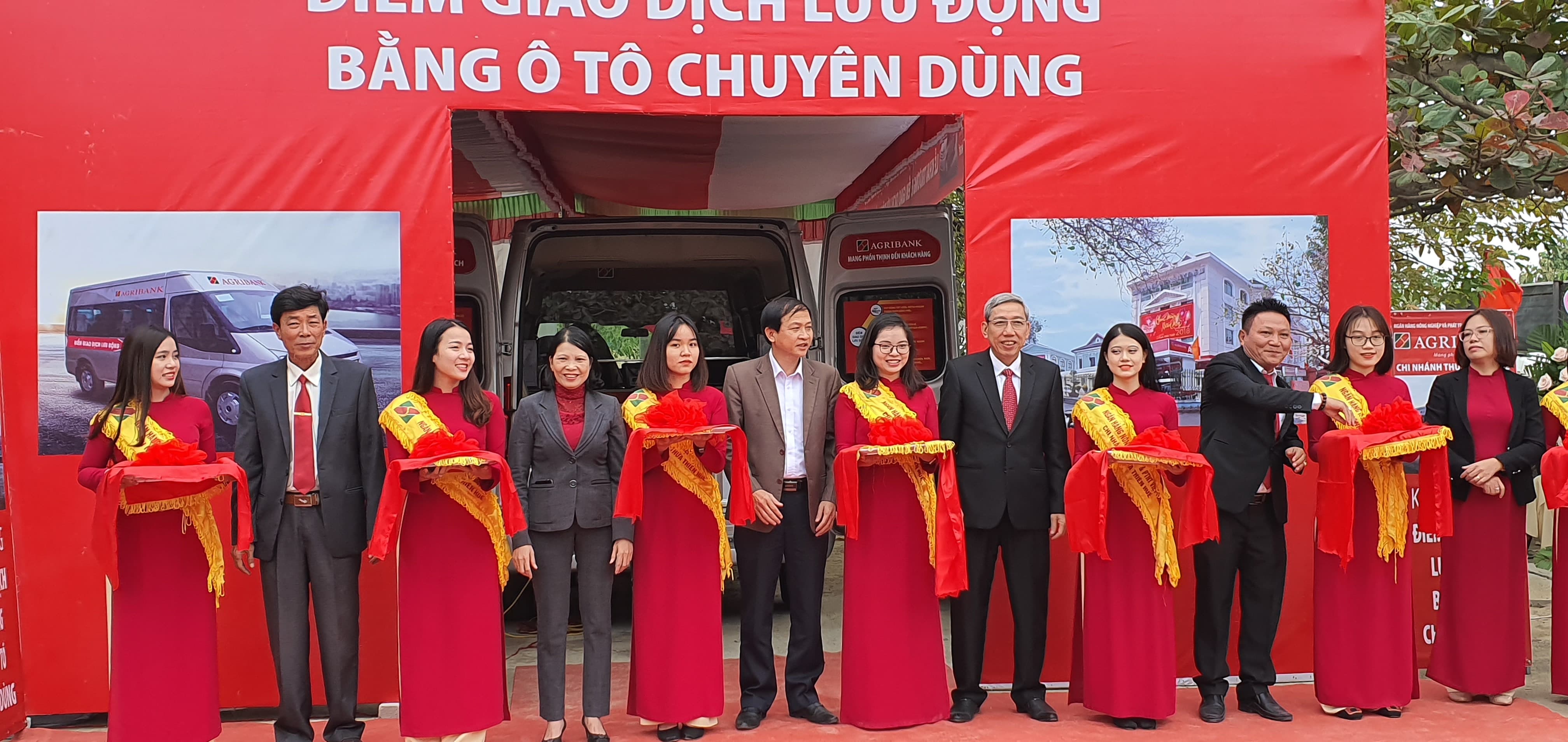 Agribank khai trương điểm giao dịch lưu động đầu tiên tại Hương Trà