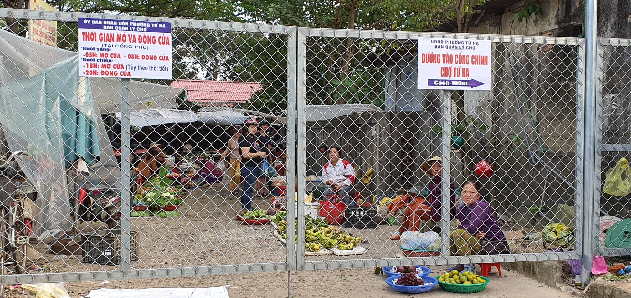 Ý kiến hai chiều từ việc đóng cổng phụ chợ Tứ Hạ