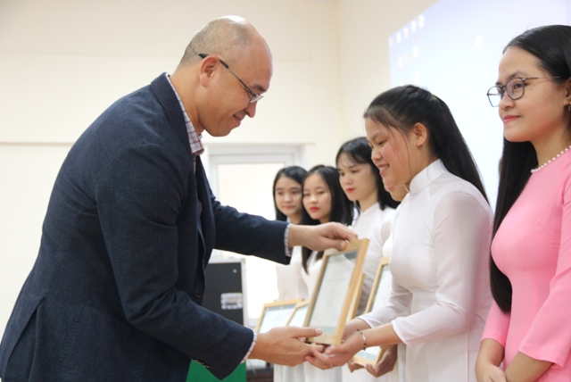 Hơn 41 000 USD học bổng hỗ trợ cho sinh viên sư phạm