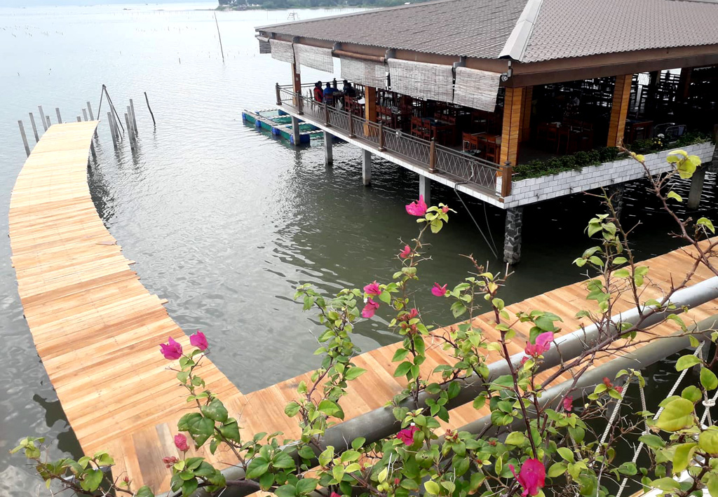 Buộc tháo dỡ cầu đi bộ trái phép trên đầm lập An