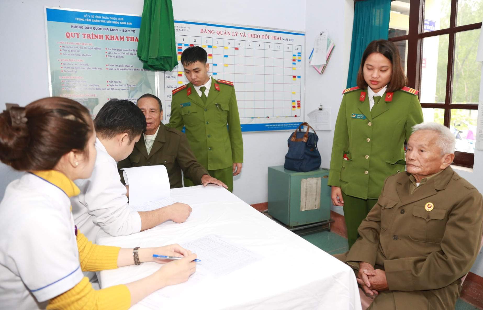 Khám chữa bệnh và tặng quà cho người dân huyện Phú Vang