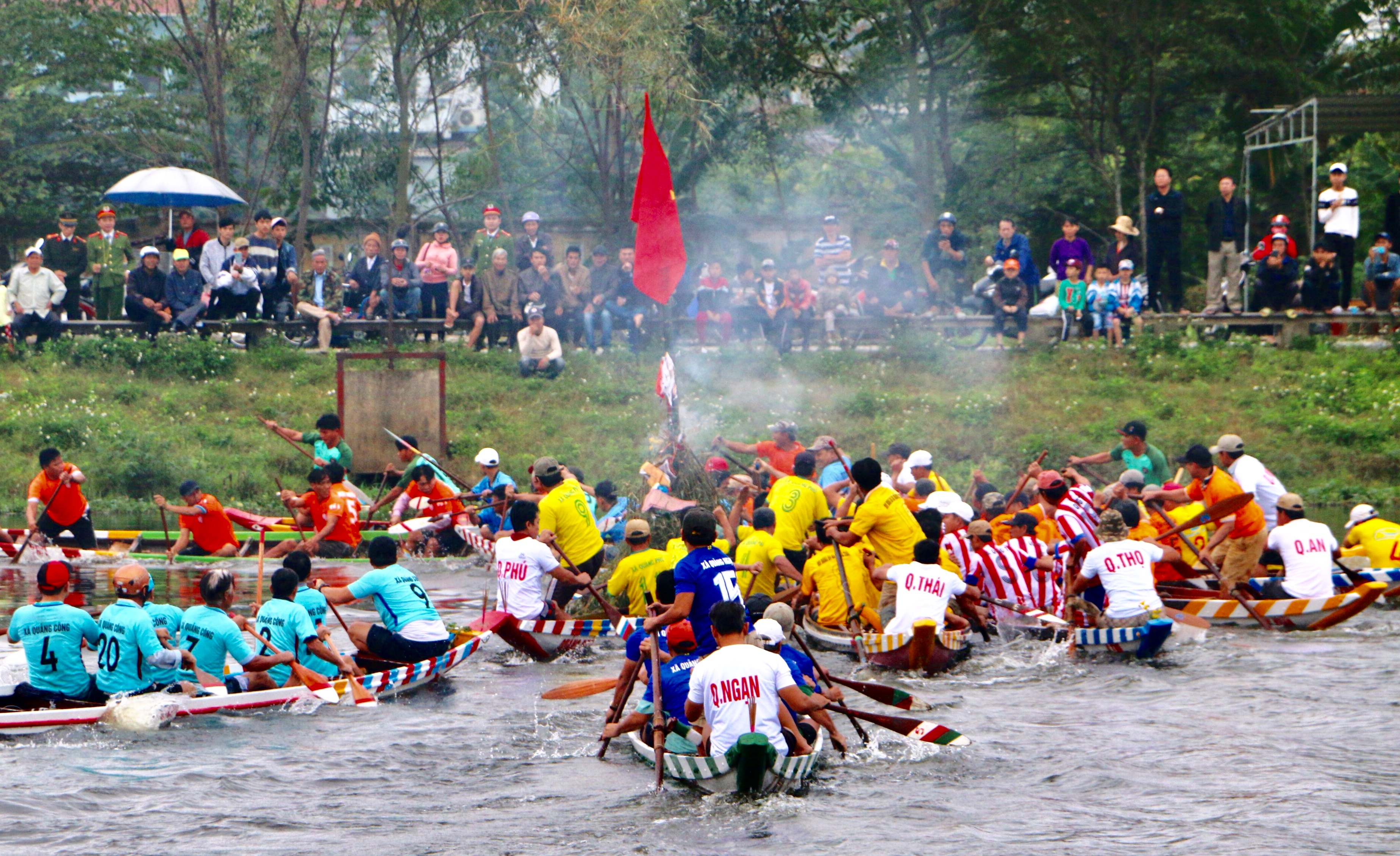Nam, nữ phối hợp đua ghe trên sông Sịa