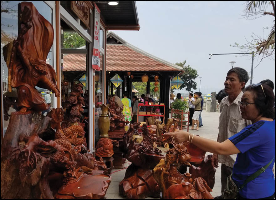 Níu chân du khách