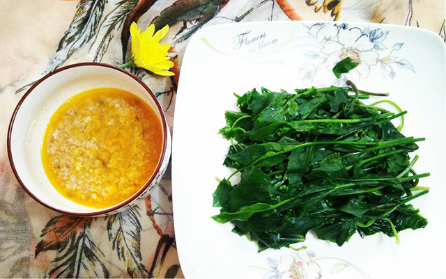 Boiled rau tau bay dipped in shrimp sauce