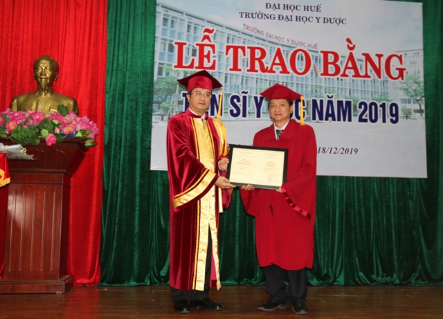 6 nghiên cứu sinh được trao bằng tiến sĩ y học