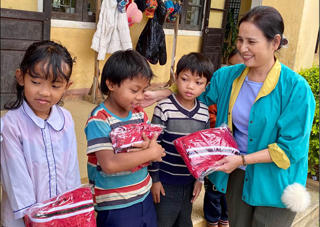 Trao áo ấm cho học sinh hai trường tiểu học vùng biên giới