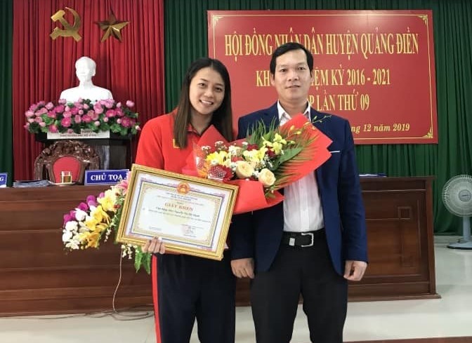 Quảng Điền trao khen thưởng 10 triệu đồng cho vận động viên Nguyễn Thị Mỹ Hạnh