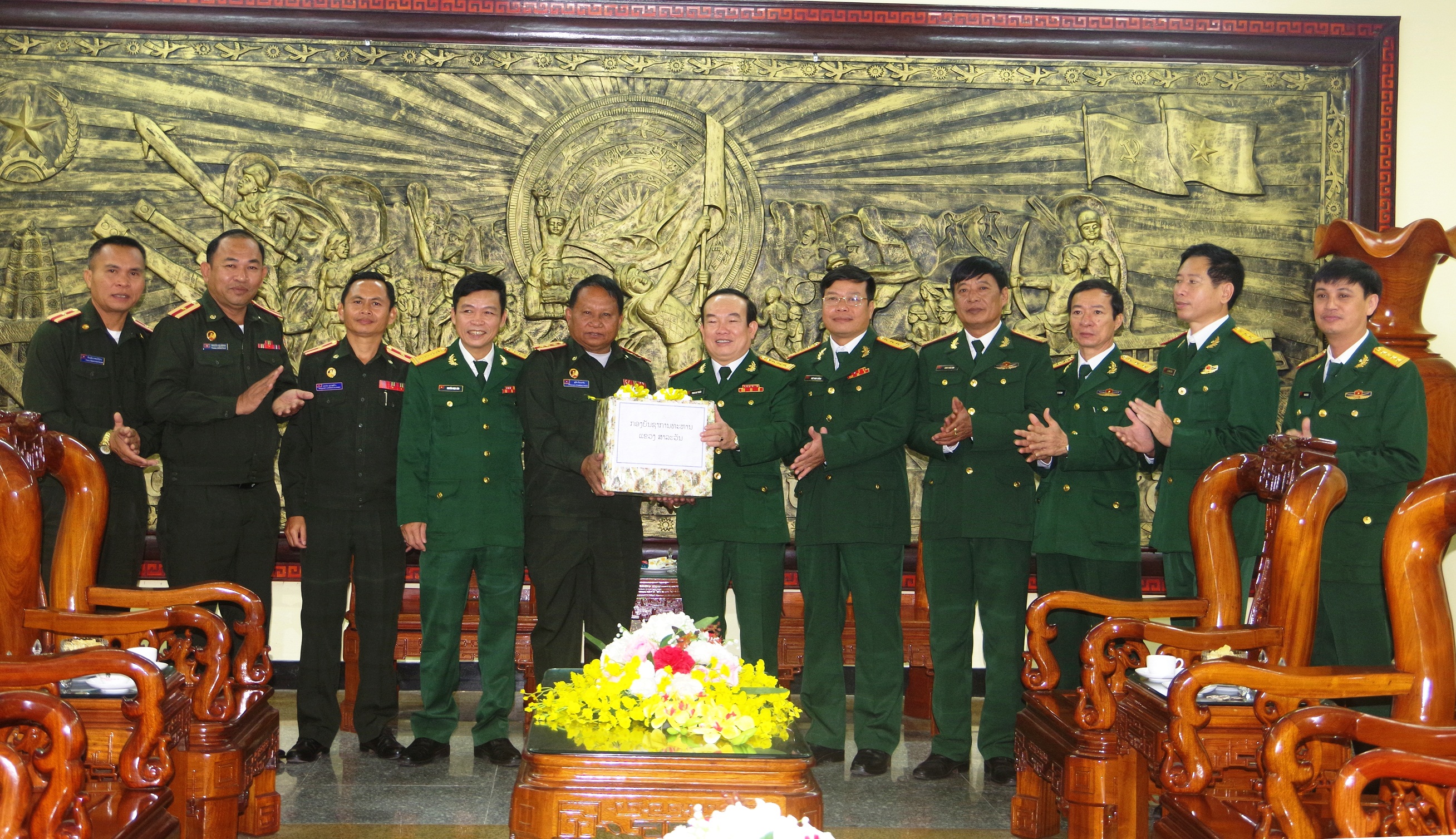 Bộ CHQS tỉnh Salavan chúc mừng Bộ CHQS tỉnh nhân dịp 22 12