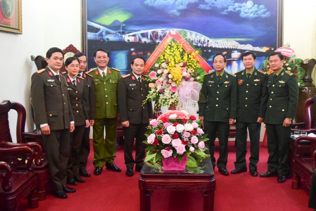 Giám đốc Công an tỉnh thăm, tặng quà các gia đình lực lượng vũ trang