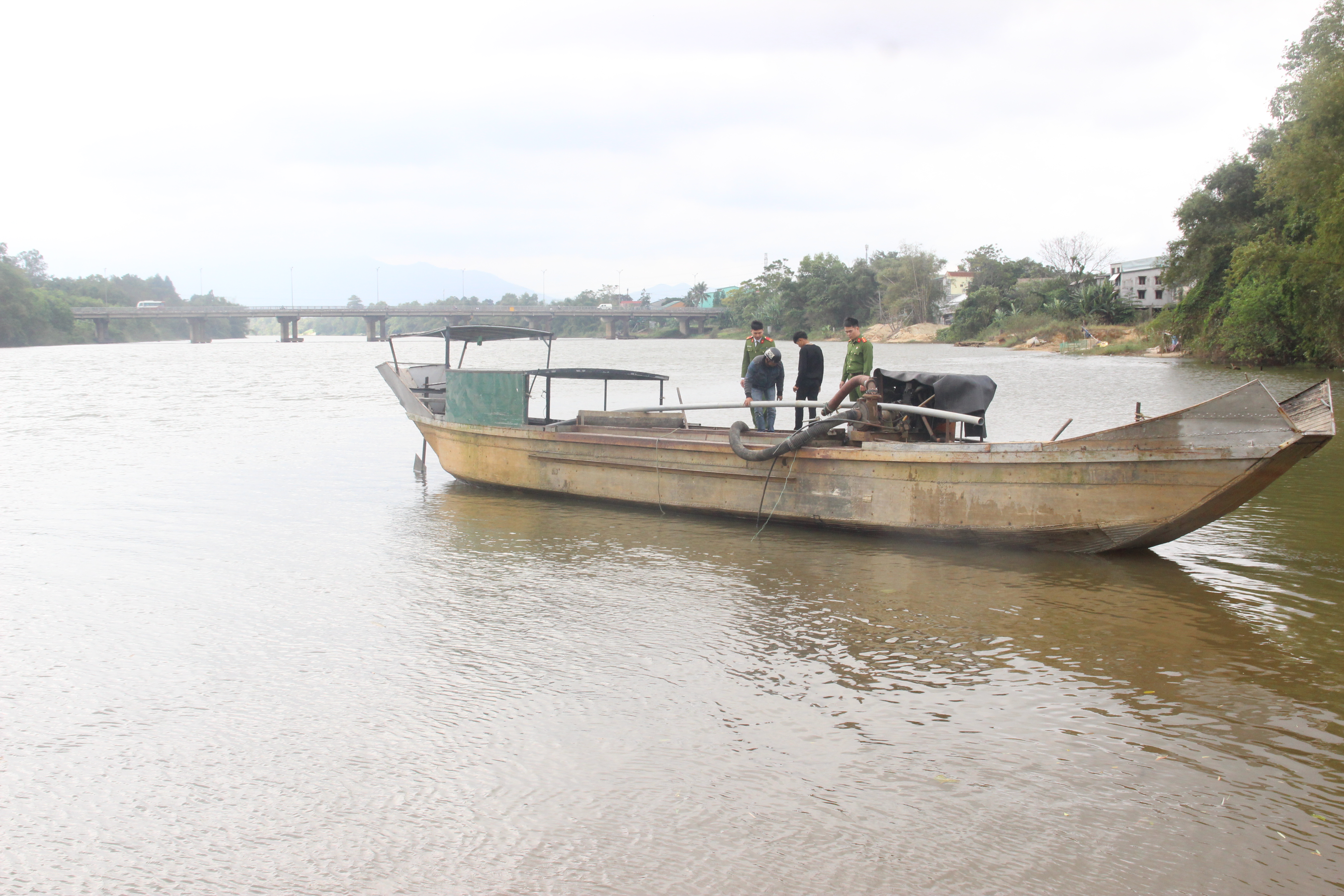 Công an Quảng Điền xử lý các đối tượng khai thác cát sỏi trái phép