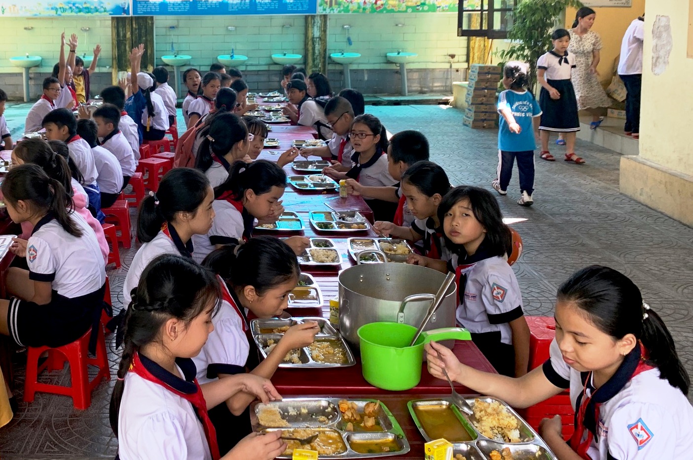 Bếp ăn bán trú linh hoạt chế biến khi giá thịt lợn tăng