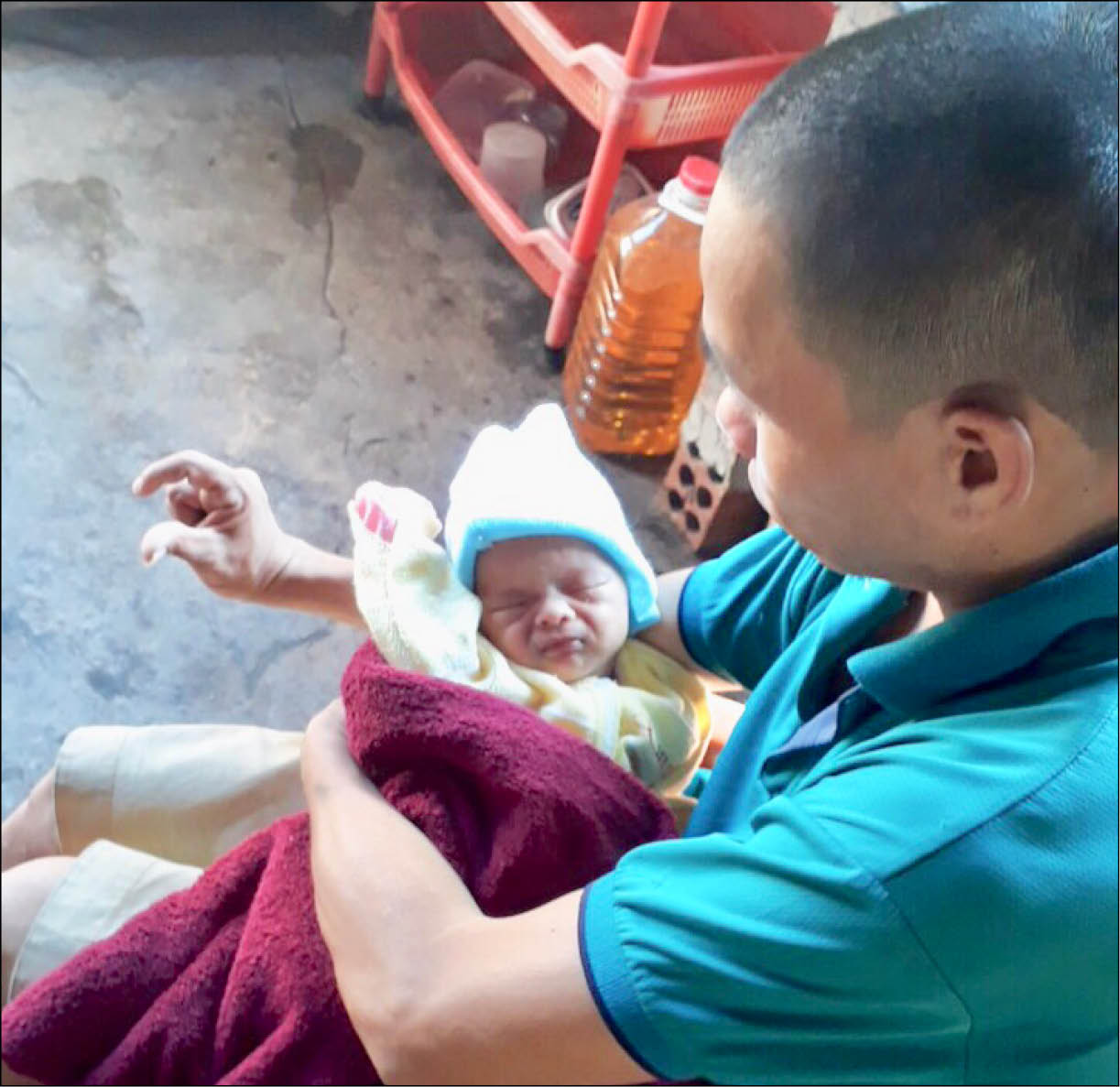 Cha tàn tật, con mới chào đời đã mất mẹ